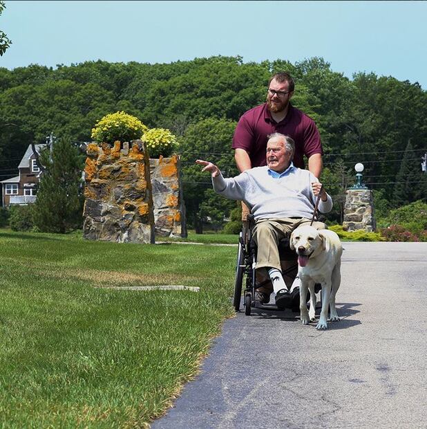 El tierno perro de George H. W. Bush que no se despega de su ataúd