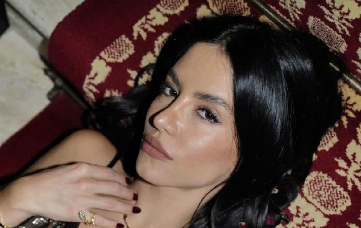 Sarah Kohan, desde París, celebra su cumpleaños 30 con sensuales transparencias