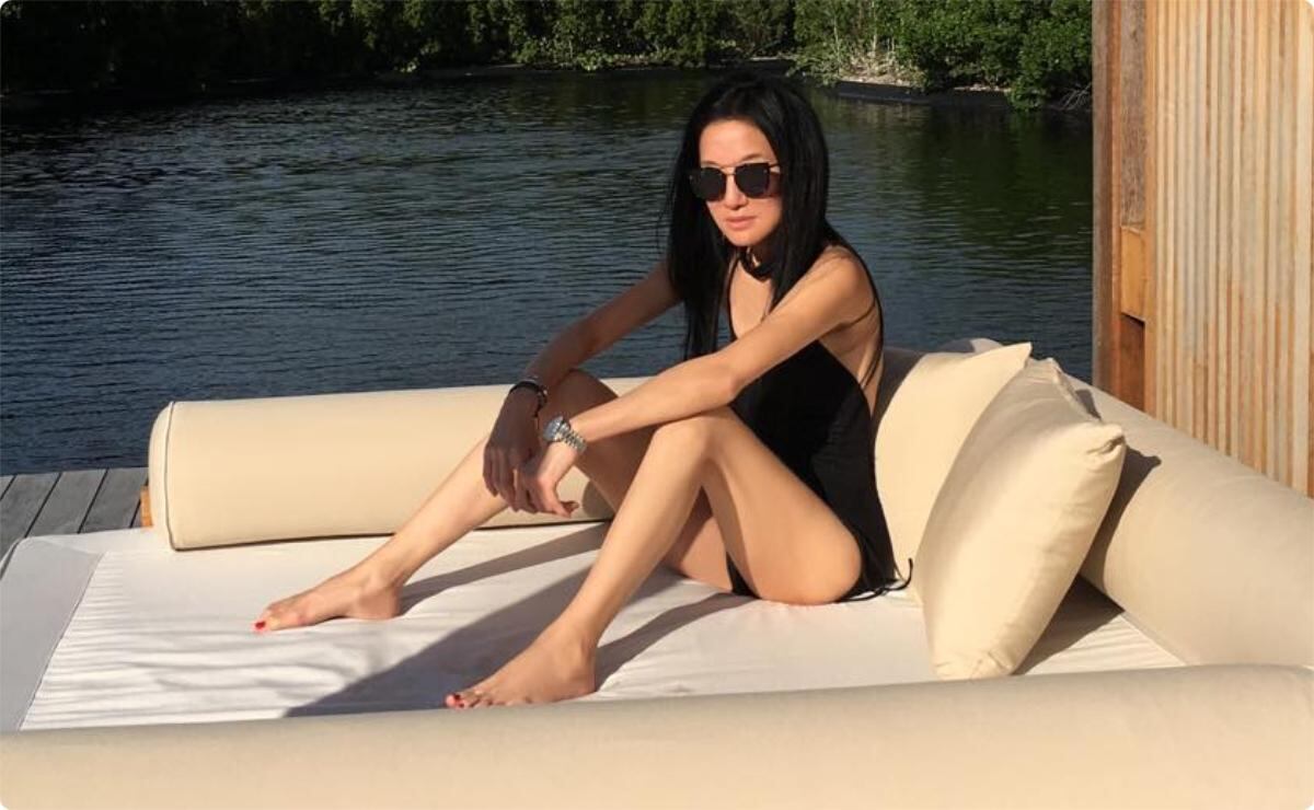 Vera Wang se inspira en los 70: luce cuerpazo con bandeau top brillante