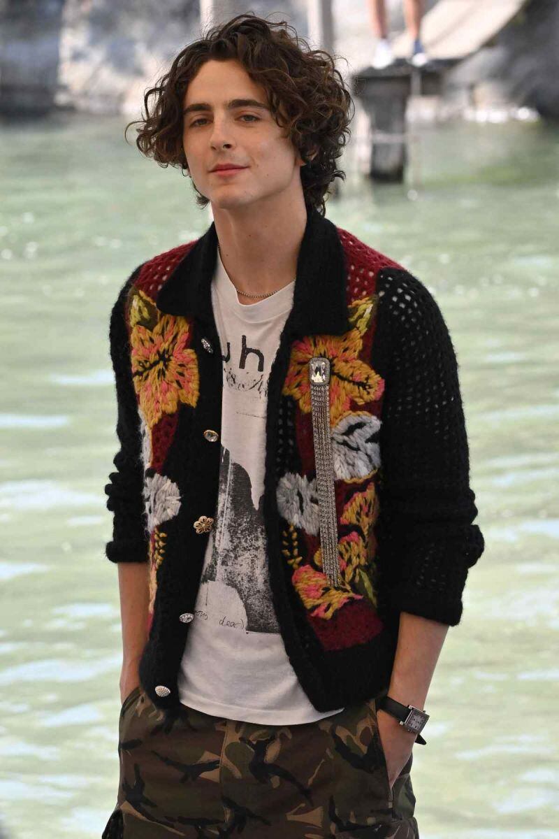 Timothée Chalamet y sus looks más hot del Festival de Venecia: un suéter de flores y un escote halter