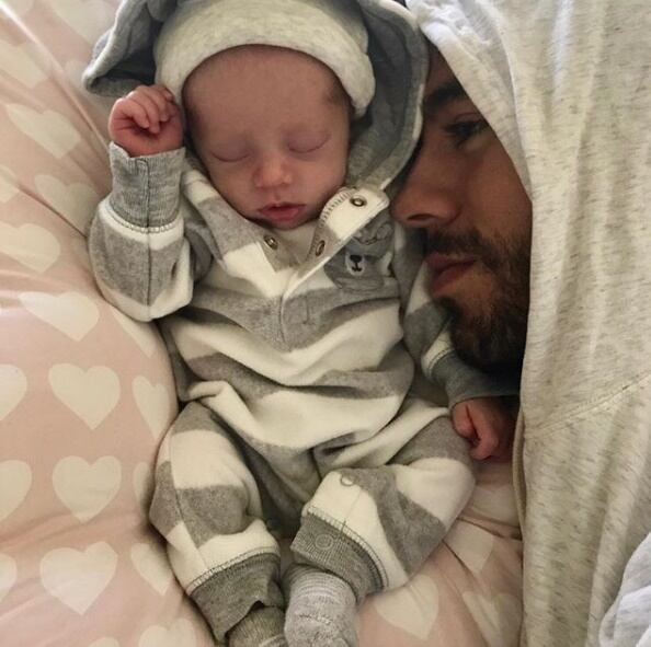 Enrique Iglesias publica la primera foto de uno de sus bebés