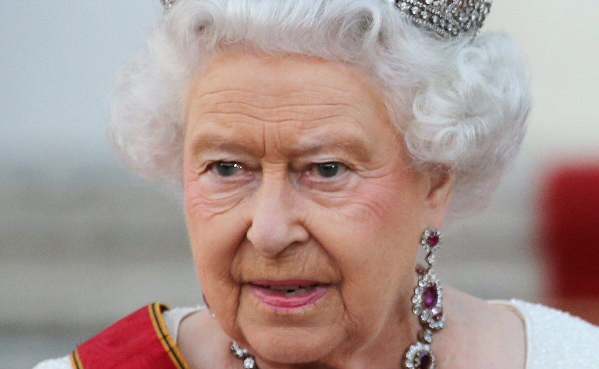 La reina Isabel II regresa al trabajo sonriente tras funeral del duque de Edimburgo