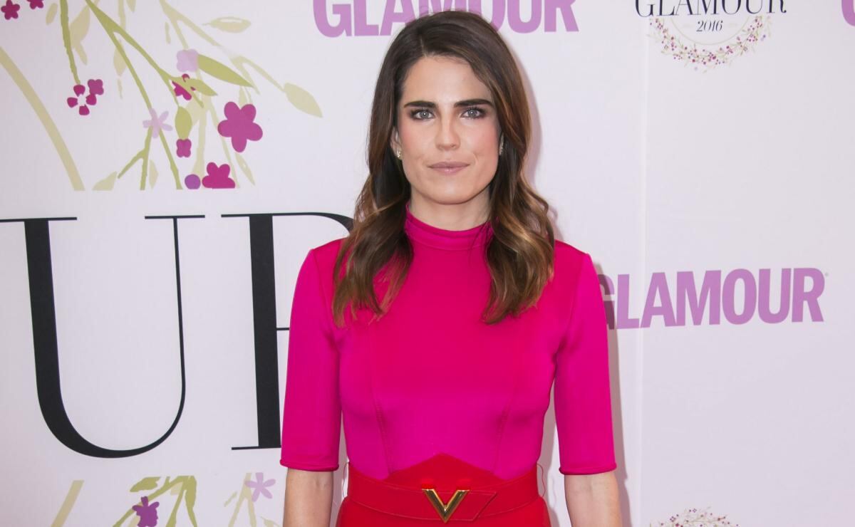 Karla Souza comparte fotografía amamantando a sus dos hijos 