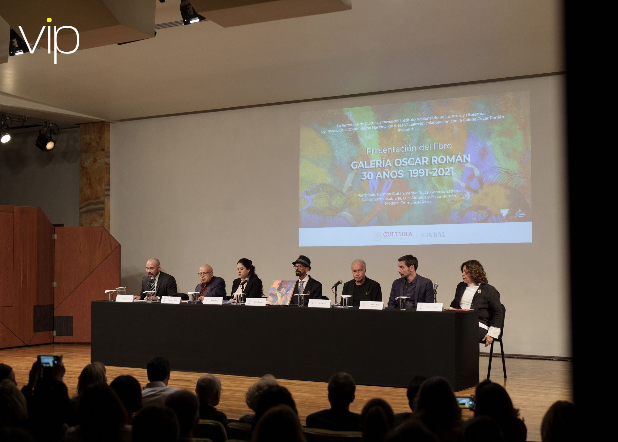 Emmanuel Razo, Gerardo Estrada, Karina Rojas, Óscar Román, Luis Almeida, Daniel Garza Usabiaga y Carmen Gaitán en la presentación del libro de Román por los 30 años de su galería. (Foto: Héptor Arjona)