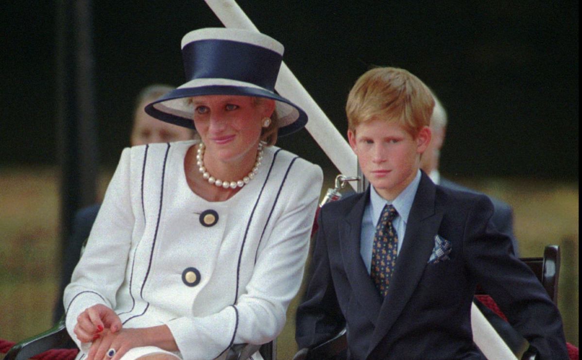 La princesa Diana y el príncipe Harry. (Foto: AP)