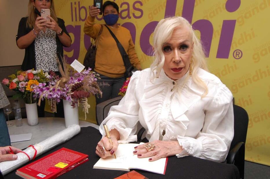 Laura Zapata presenta su libro “Pensamiento ventana” y deja entrever que fue abusada de niña