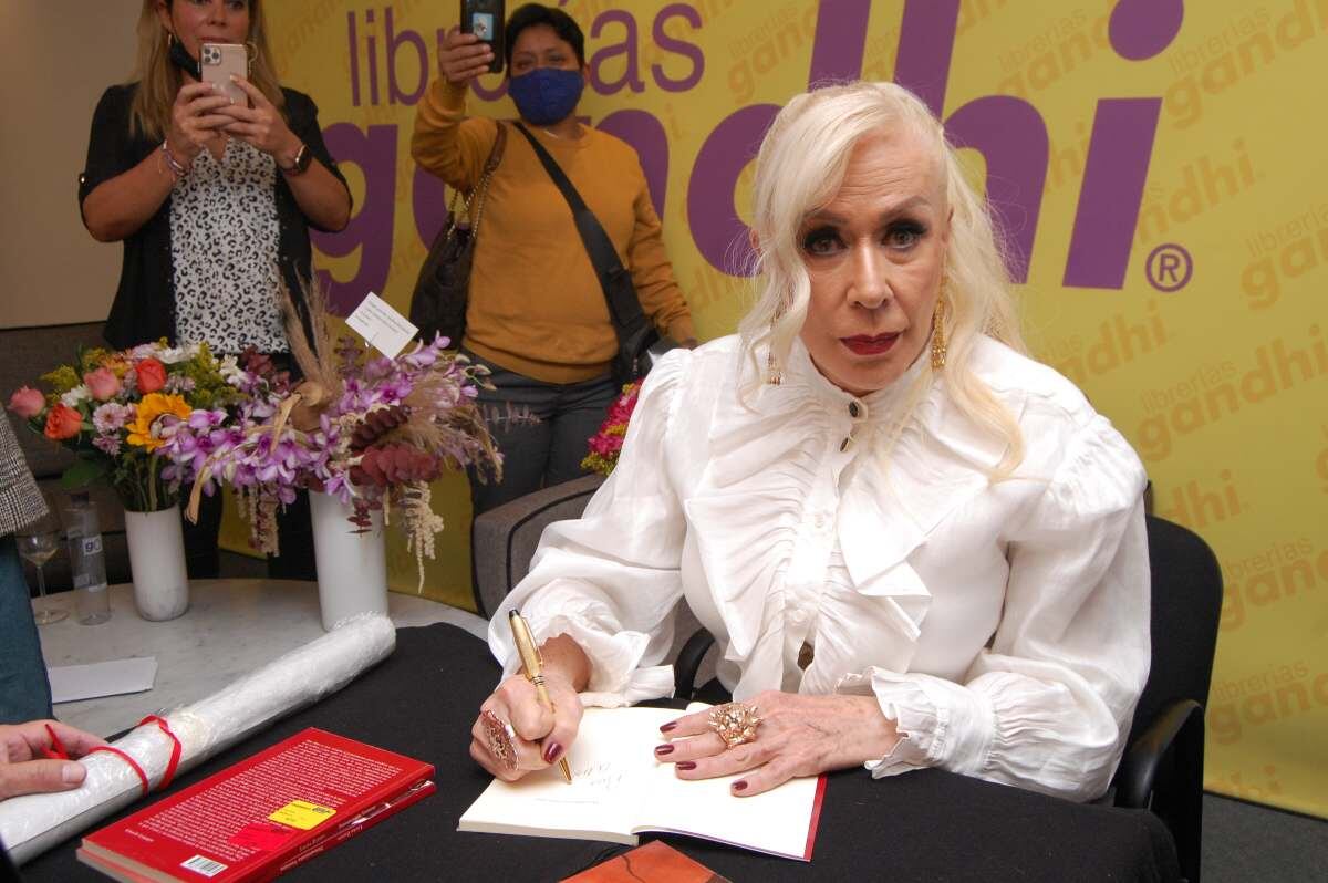 Laura Zapata presenta su libro “Pensamiento ventana” y deja entrever que fue abusada de niña