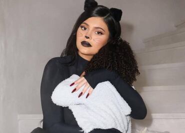 Kylie Jenner luce su avanzado embarazo disfrazada de gatita para Halloween