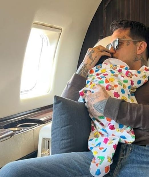Christian Nodal con su hija Inti / Foto: Instagram @cazzu