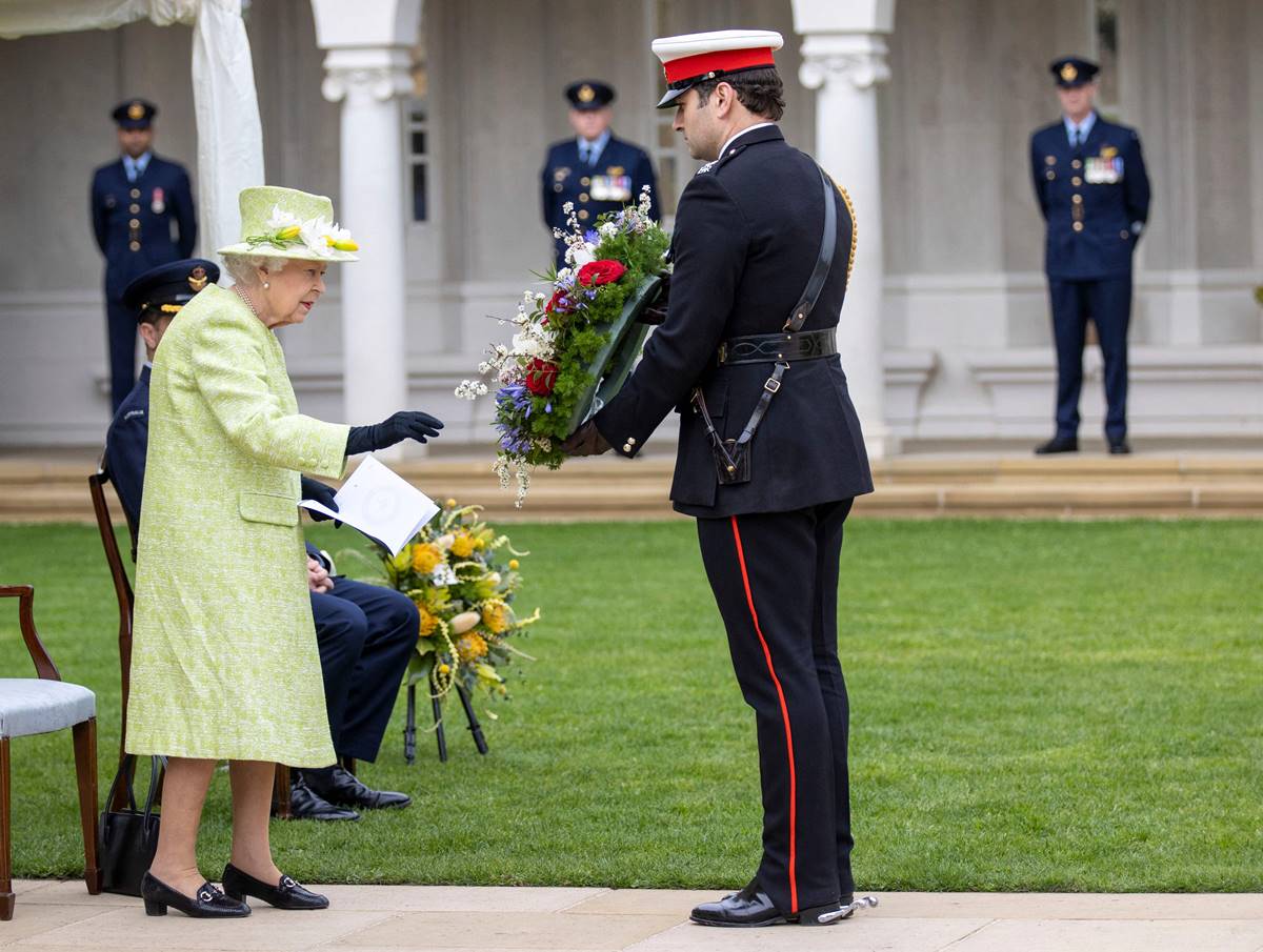 Isabel II captada muy sonriente en su regreso a actividades oficiales
