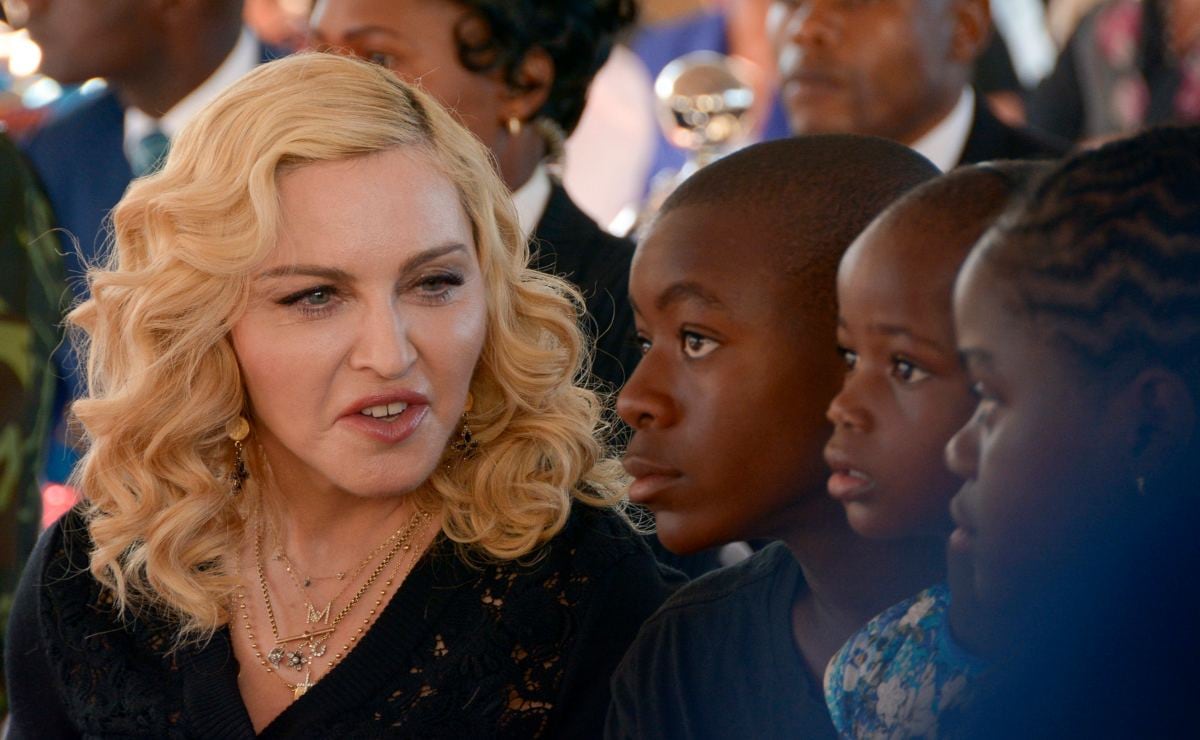 Madonna comparte video de su hijo usando un vestido de seda