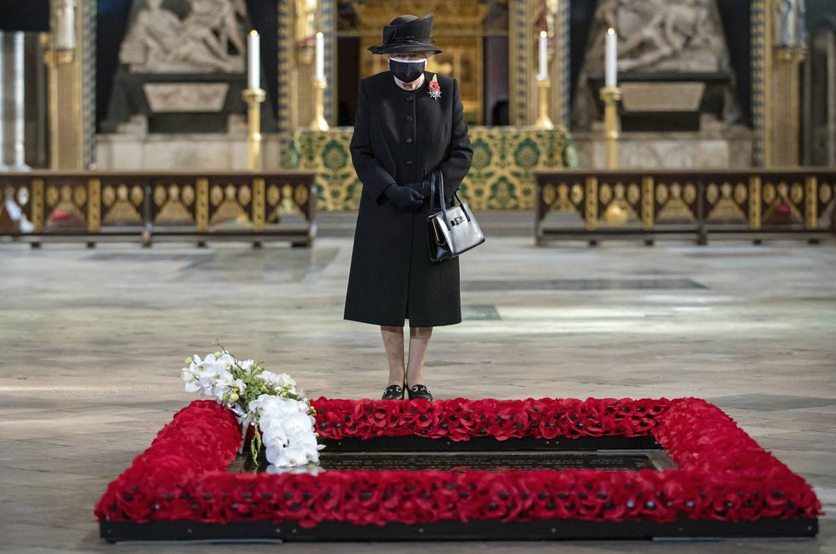 Reina Isabel II, sin planes de abdicación, lista para celebrar 70 años en el trono