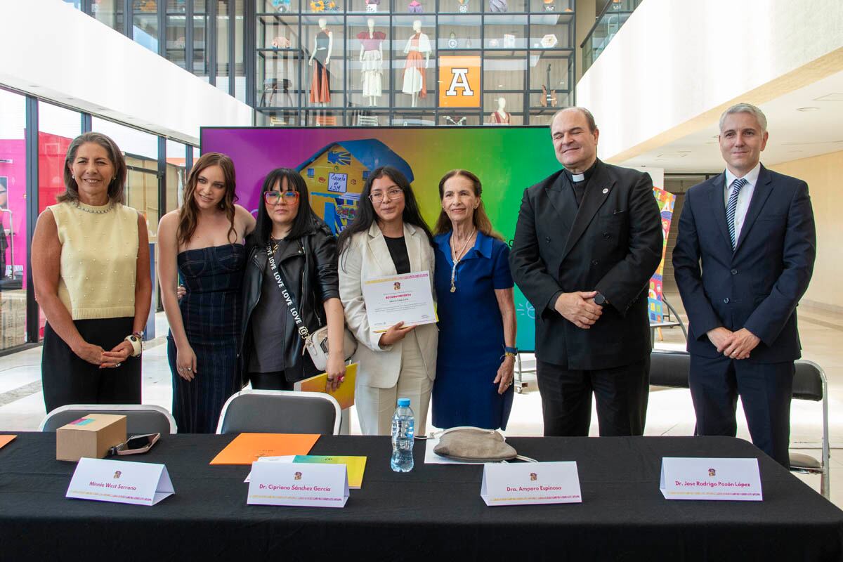 Blanche Toffel, Minnie West, Brissa Nallely Delgado, Valeria Silva, padre Cipriano Sánchez, Amparo Espinosa y José Pozón. (Foto: Angélica Chema)