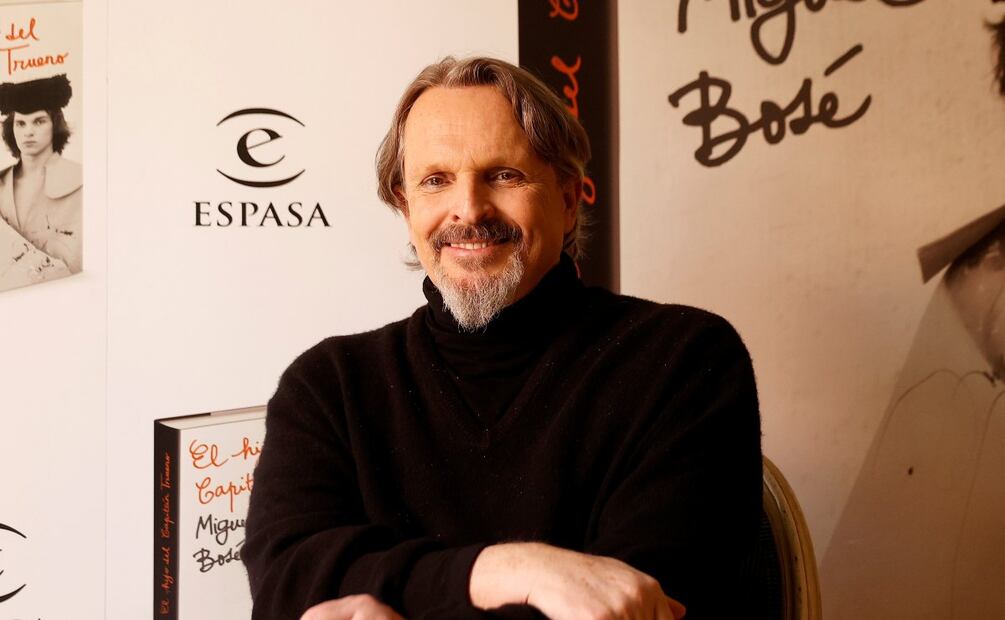 Miguel Bosé pide a los reporteros que se quiten los cubrebocas