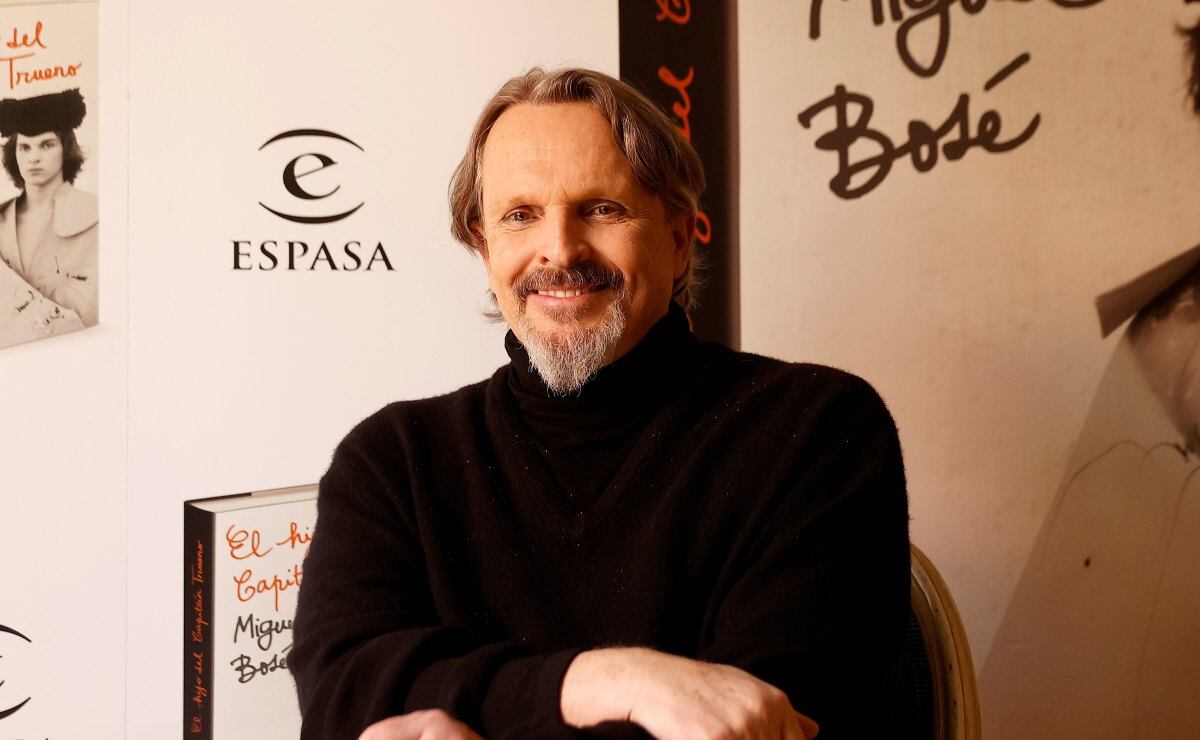 Miguel Bosé pide a los reporteros que se quiten los cubrebocas