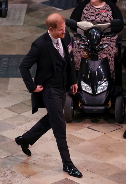 El príncipe Harry llega a la coronación de Carlos III en la abadía de Westminster