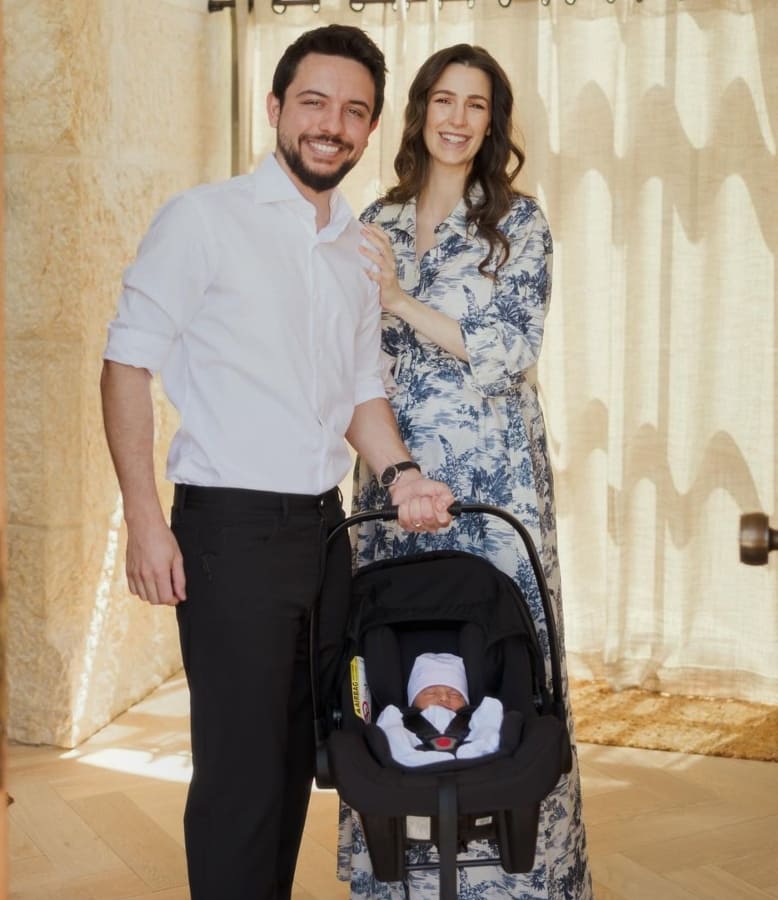 El príncipe Hussein y Rajwa de Jordania con su bebé, la princesa Iman / Foto: Instagram