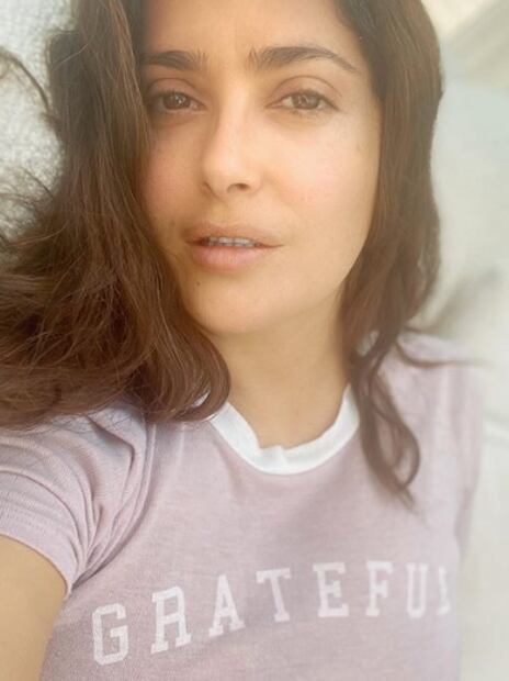 Salma Hayek apoya a mujeres que sufren violencia durante aislamiento por Covid-19 con #StandWithWomen