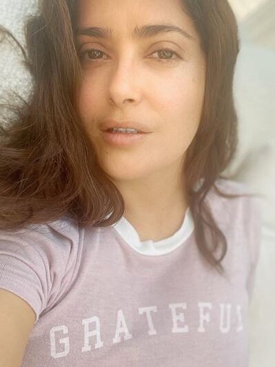 Salma Hayek apoya a mujeres que sufren violencia durante aislamiento por Covid-19 con #StandWithWomen