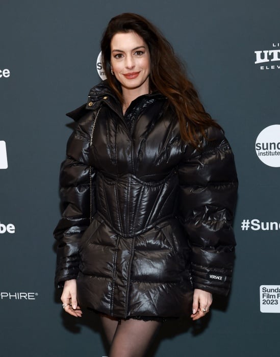 Anne Hathaway presumió sus largas piernas en un minivestido Versace