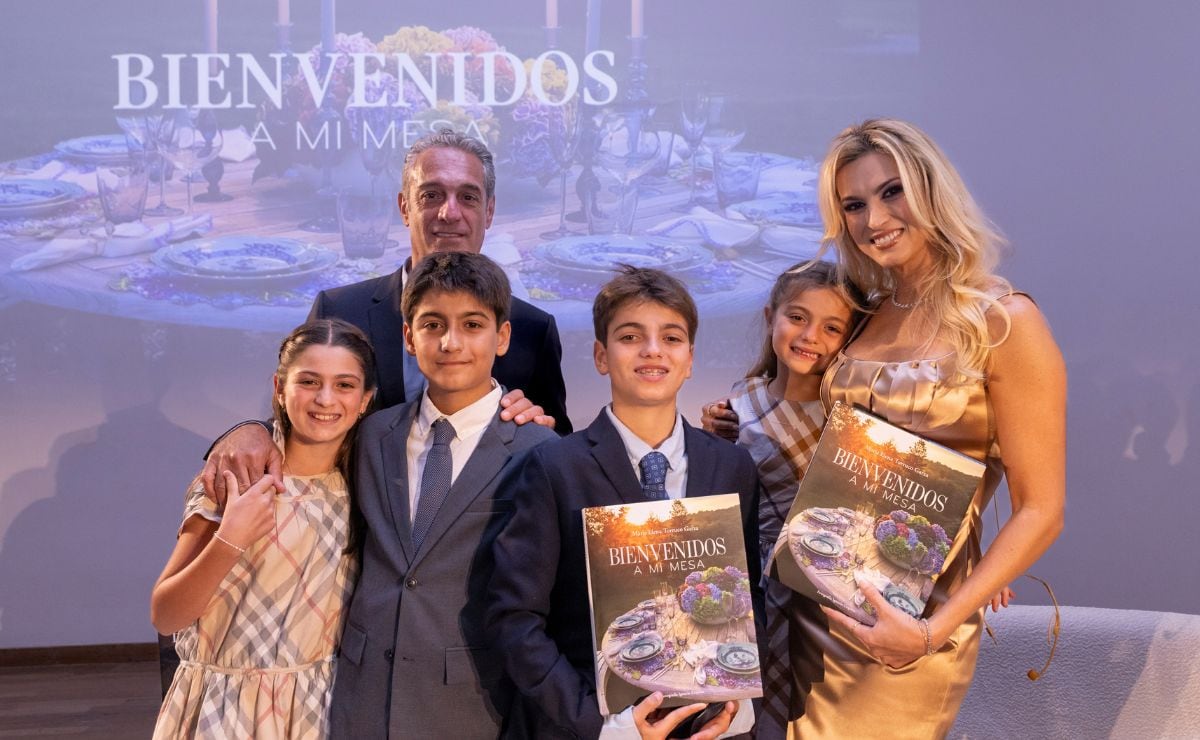 Con orgullo, María Elena Torruco Garza presenta su libro "Bienvenidos a mi Mesa"