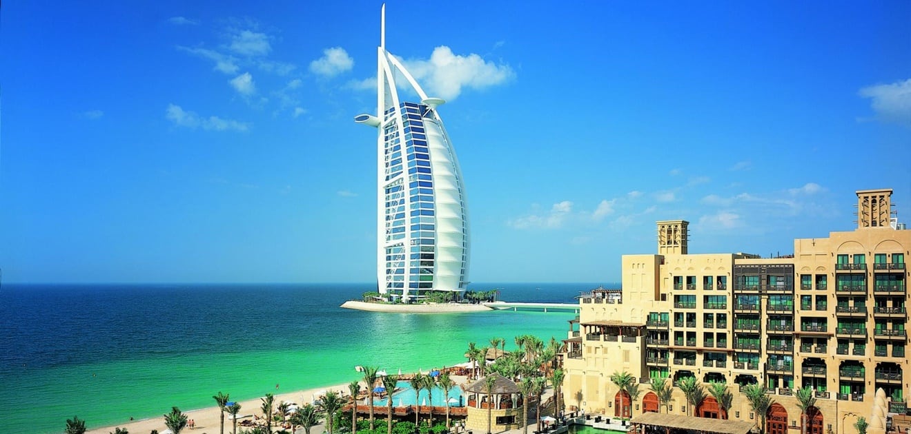 <p>En el famoso hotel <strong>Burj Al Arab</strong>&nbsp;en Dubai, le entregan&nbsp;iPads con chapa de oro a los huespedes,&nbsp;como conserje personal. <strong>(FOTOS: Especiales)</strong></p>
