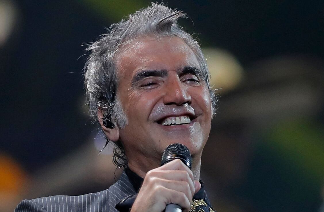 Alejandro Fernández se queda dormido en pleno concierto, ¿Estaba borracho?