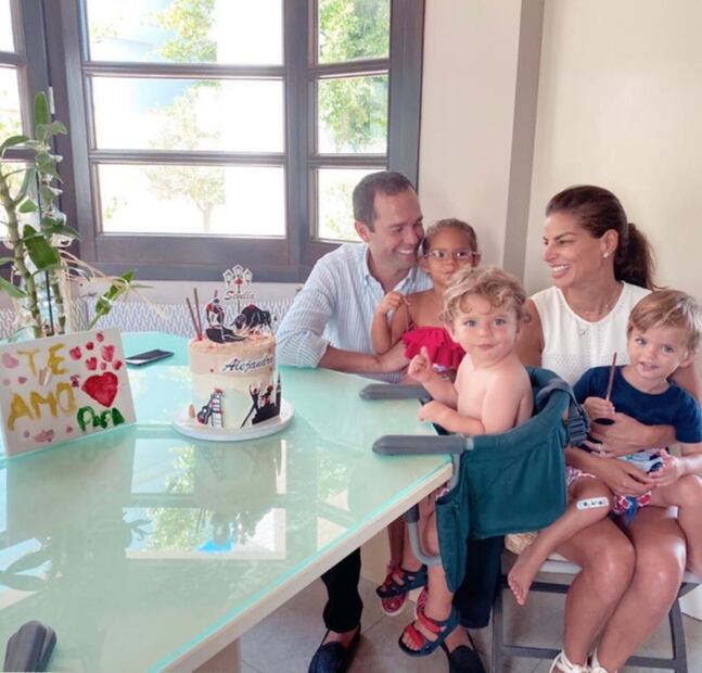 Alejandro Hank Amaya cumple 43 años y lo celebra en España 