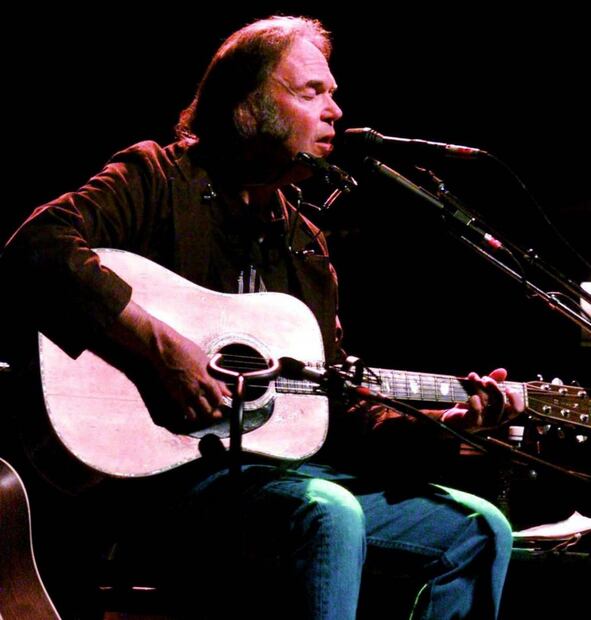 Neil Young amenaza a Spotify con retirar su música si "The Joe Rogan Experience" sigue al aire