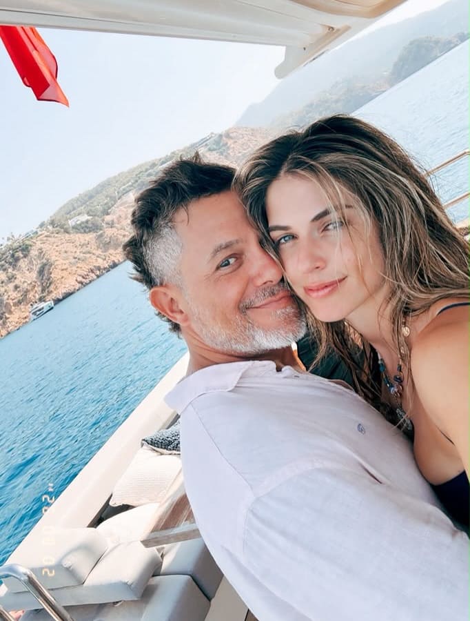 Alejandro Sanz y Stephanie Cayo. (Foto: Instagram)