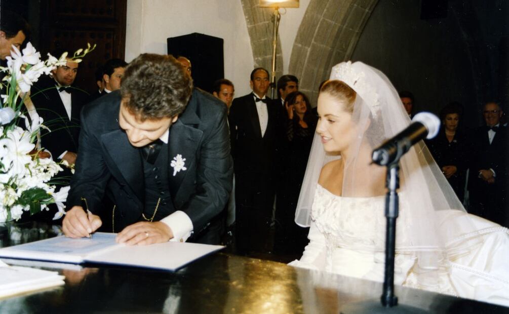 Lucero sacó su vestido de novia en concierto con Mijares