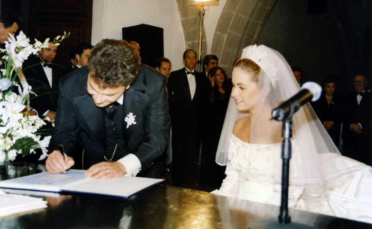 Lucero sacó su vestido de novia en concierto con Mijares