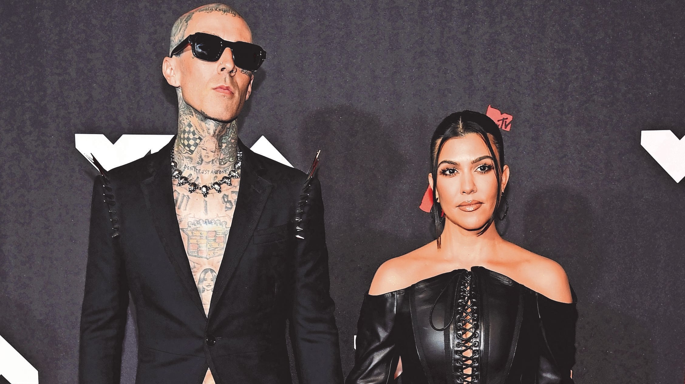 Travis Barker y Kourtney Kardashian contrajeron matrimonio en mayo de 2022, tras comprometerse en 2021 / AP