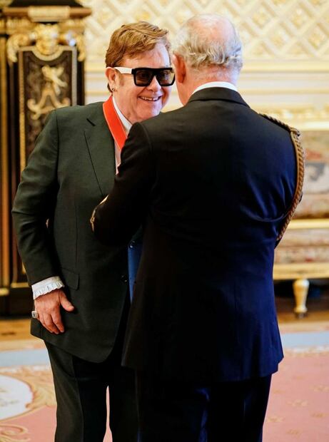 Sir Elton John es condecorado con el máximo rango otorgado por la reina Isabel II