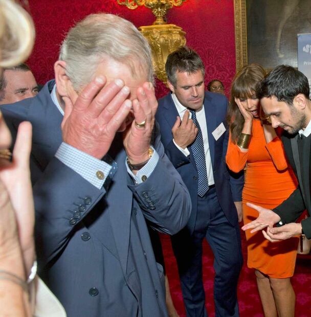 El rey Carlos III y sus peculiares dedos en sus propias palabras: "son como salchichas" 