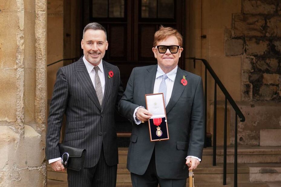 Sir Elton John es condecorado con el máximo rango otorgado por la reina Isabel II