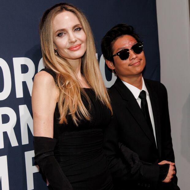 Angelina Jolie con Pax Thien, uno de sus hijos con Brad Pitt / Foto: AFP