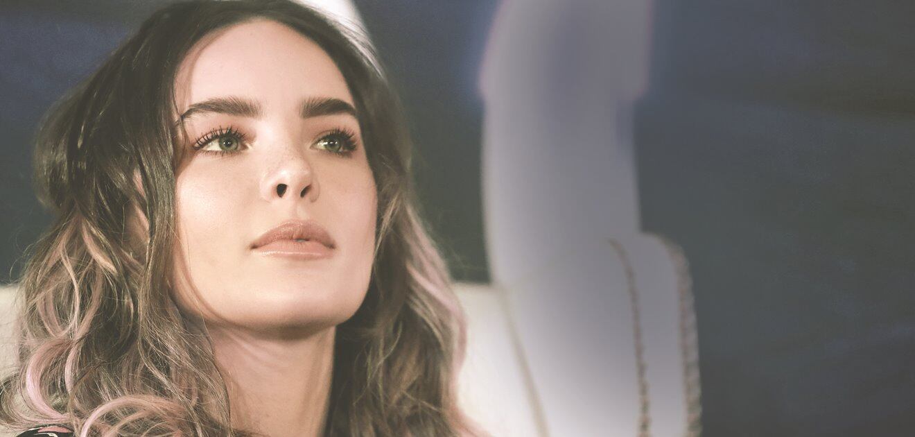 Belinda estrena nuevo look ¡con brackets!