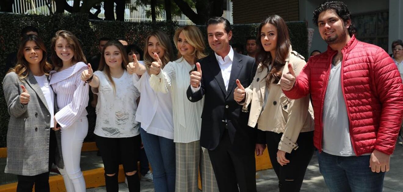 <p>Enrique Peña Nieto asistió a votar con su esposa y sus hijos. (Fotos: El Universal)</p>
