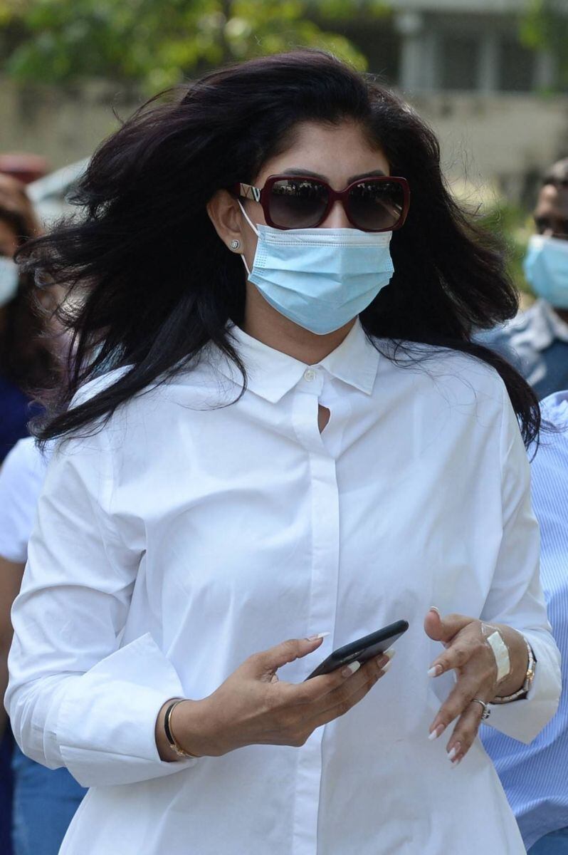 Mrs. World Sri Lanka es arrestada tras arrancar la corona a sucesora