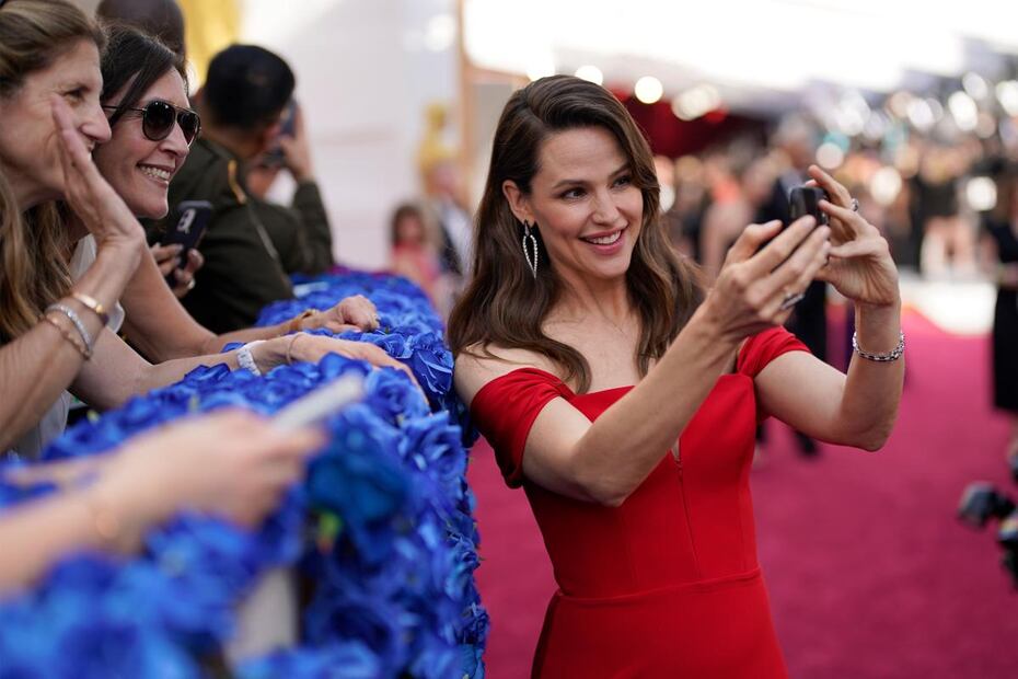 Jennifer Garner, sencilla y espectacular en rojo para la gala de los Oscar 2022