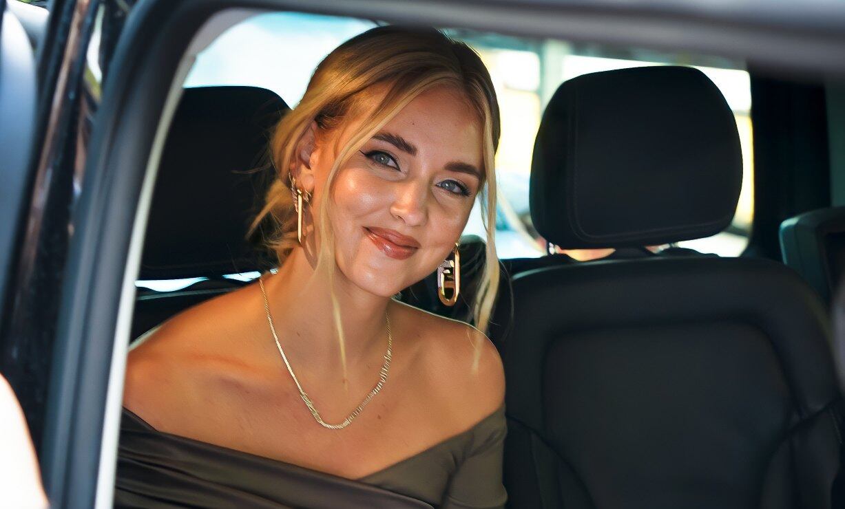 Chiara Ferragni deja al descubierto su calcetín con hoyo en sesión de fotos