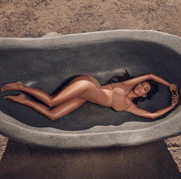 Kim Kardashian no dejará sus atrevidos vestidos por el cristianismo de Kanye West