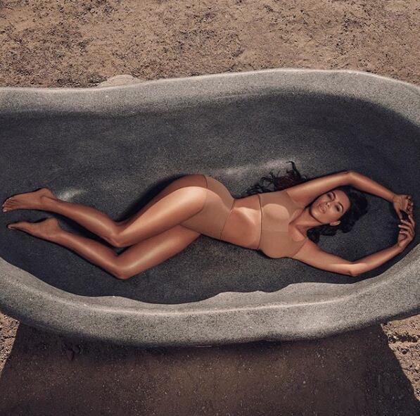 Kim Kardashian no dejará sus atrevidos vestidos por el cristianismo de Kanye West