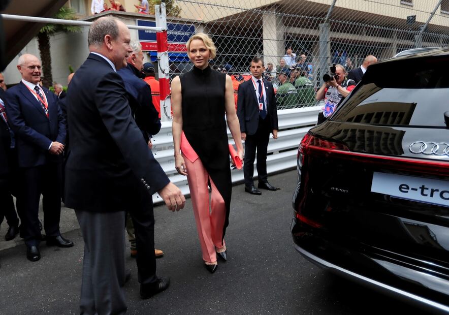 El príncipe Alberto y la princesa Charlene felicitan a Lewis Hamilton en el GP de Mónaco