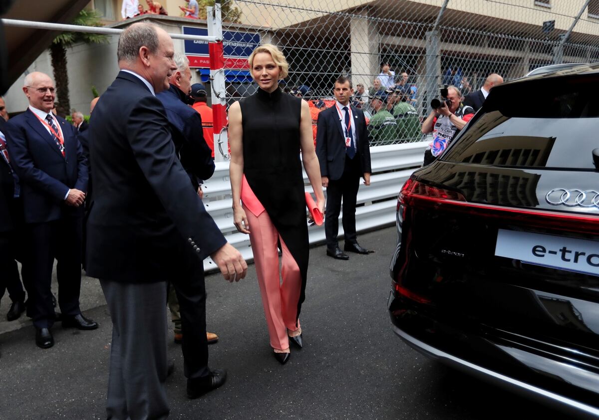 El príncipe Alberto y la princesa Charlene felicitan a Lewis Hamilton en el GP de Mónaco