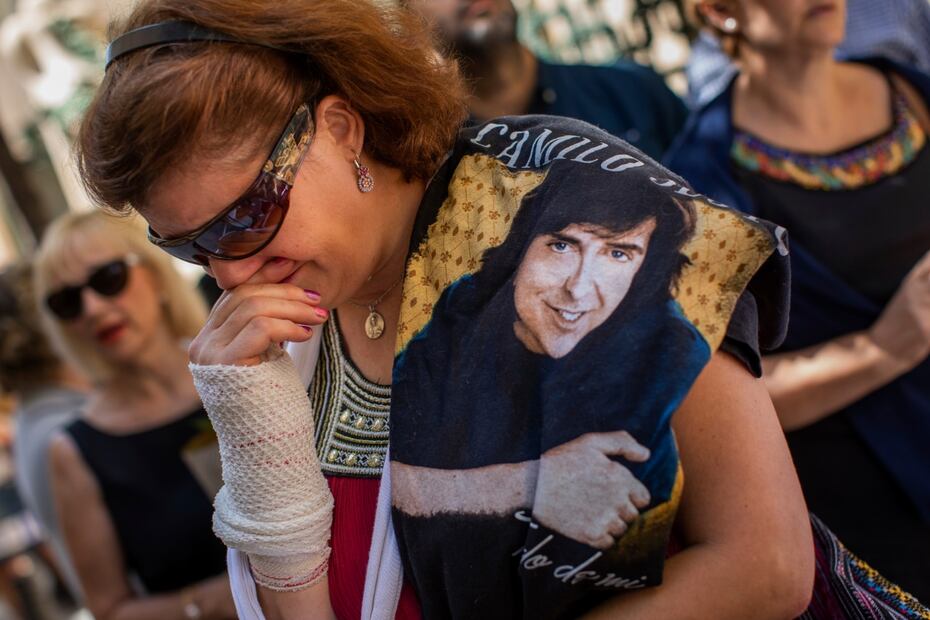 Así fue el homenaje de despedida a Camilo Sesto; Ángela Carrasco y Marta Sánchez estuvieron presentes