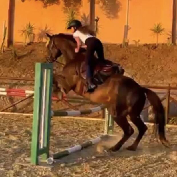 Paloma Cuevas presume el talento ecuestre de su hija / Foto: Instagram