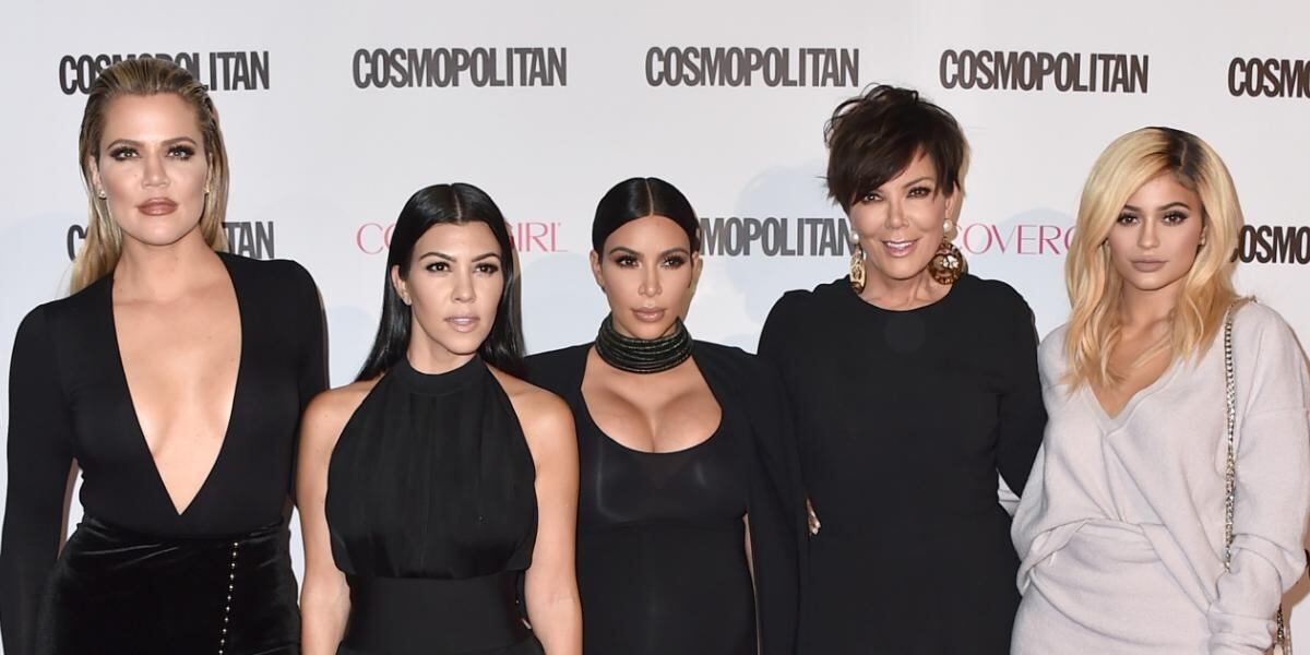Kourtney Kardashian abofeteó tan fuerte a Kim que manchó la pared de maquillaje