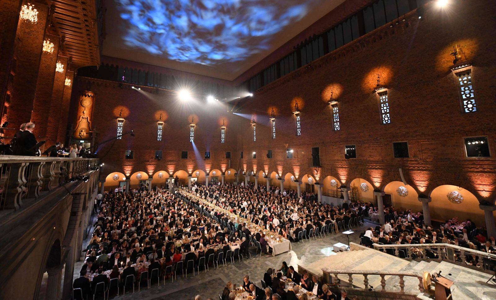 La realeza de Suecia en la impresionante ceremonia de los premios Nobel y el menú de la noche